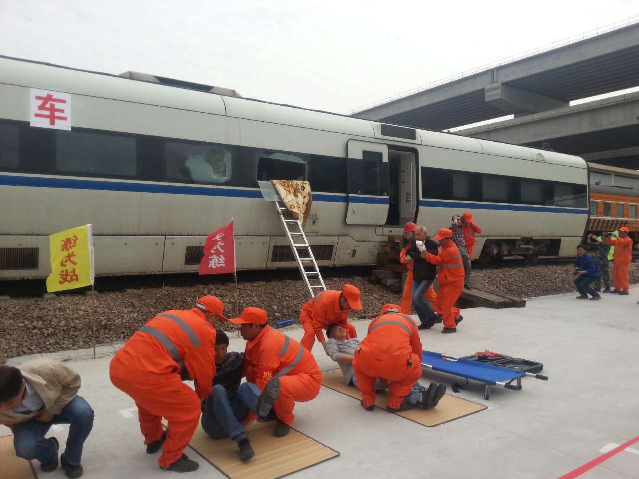 上海铁路局举行机务系统战备救援列车动车救援