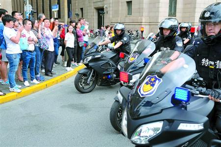 假期街头特警摩托队在行动 执勤时携带警用手