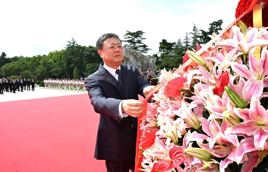 昨天是我国第十一个烈士纪念日，陈吉宁、龚正等市领导和全市各界代表在龙华烈士陵园向人民英雄敬献花篮。 陈正宝 摄.jpg