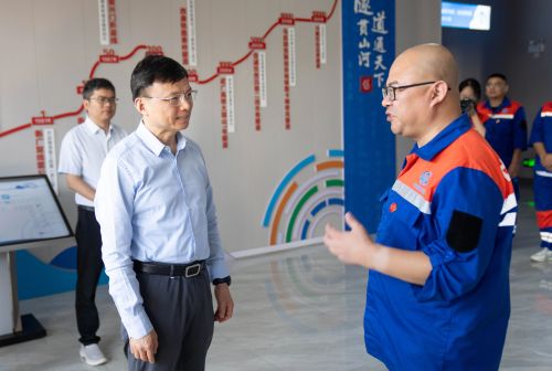 20240722103129054625.jpg 送清凉鼓干劲,区领导走访慰问战高温一线工作者1.jpg