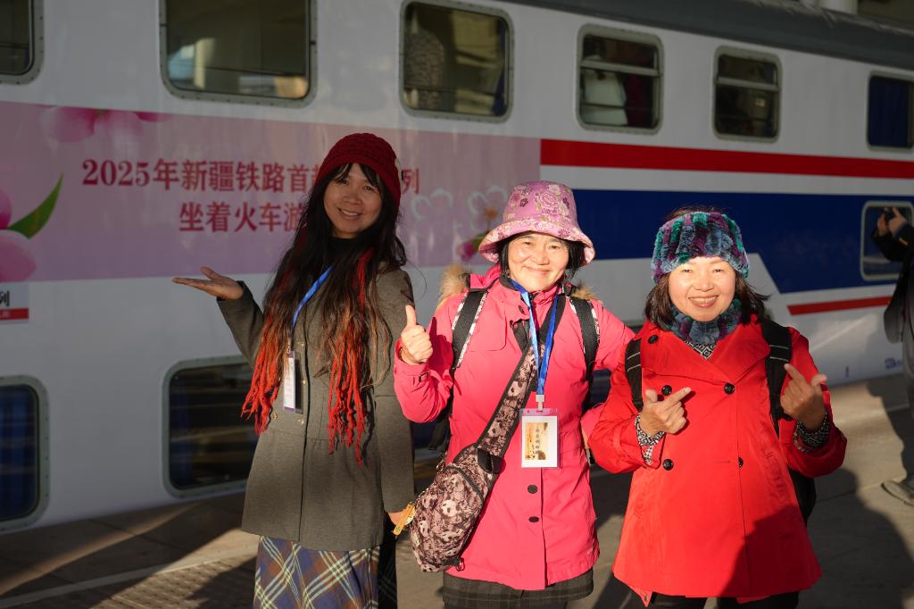 图为3月27日,游客在Y950次旅游专列旁合影。这是新疆铁路部门今年开行的首趟“银发旅游专列”。(国铁乌鲁木齐局集团公司供图).jpg 图为3月27日,游客在Y950次旅游专列旁合影。这是新疆铁路部门今年开行的首趟“银发旅游专列”。(国铁乌鲁木齐局集团公司供图).jpg