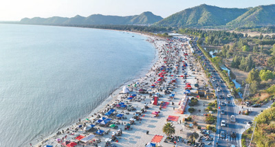 广东汕尾陆丰市,金厢银滩游人如织。黄浩阳 摄(人民视觉).jpg 广东汕尾陆丰市,金厢银滩游人如织。黄浩阳 摄(人民视觉).jpg