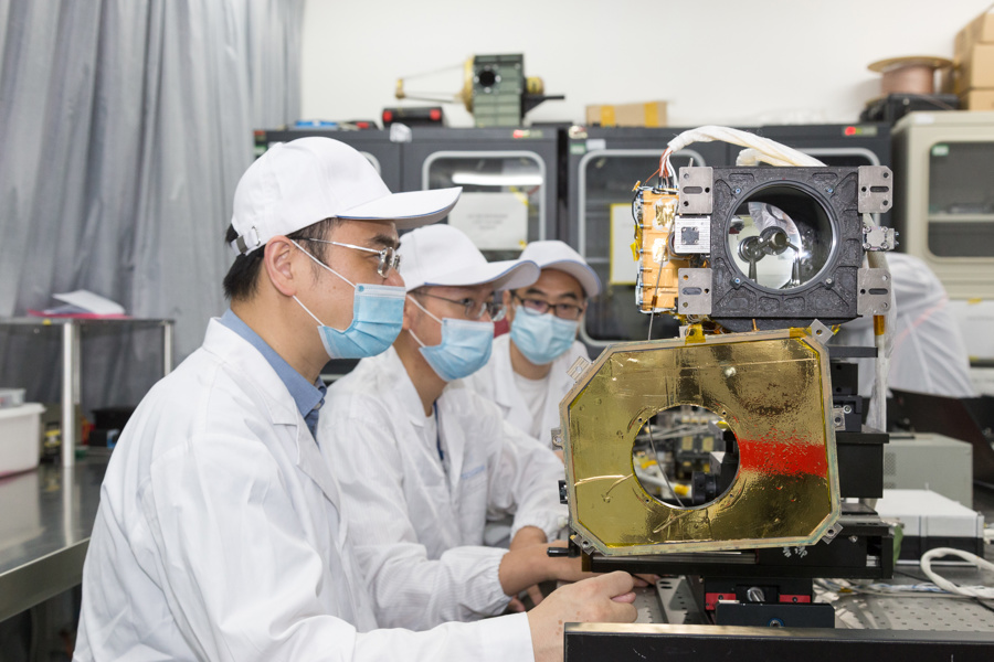 研究团队进行火星表面成分探测仪鉴定件光学探头测试.jpeg 研究团队进行火星表面成分探测仪鉴定件光学探头测试.jpeg