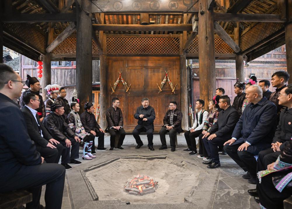 这是17日下午,习近平在黔东南州黎平县肇兴侗寨考察时,在信团鼓楼同村干部和村民代表围坐在火塘边,共话乡村全面振兴。 .jpg 这是17日下午,习近平在黔东南州黎平县肇兴侗寨考察时,在信团鼓楼同村干部和村民代表围坐在火塘边,共话乡村全面振兴。 .jpg