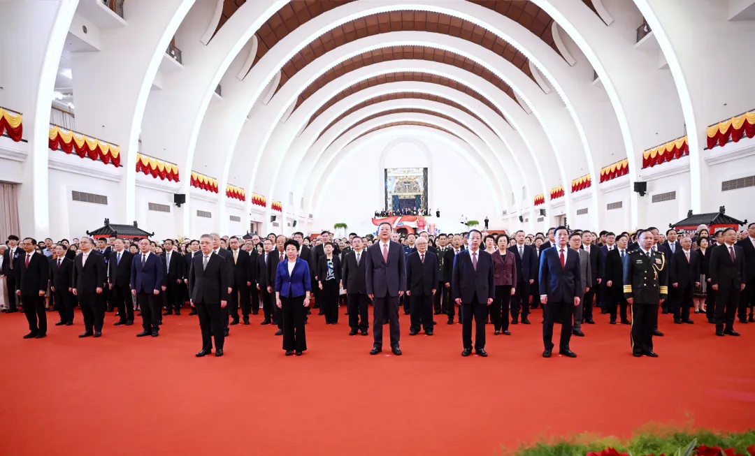 9月30日晚，上海市人民政府在上海展览中心举行国庆招待会，热烈庆祝中华人民共和国成立75周年。 陈正宝 摄.jpeg