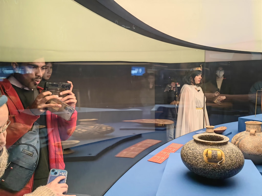 昨天,外国友人在上海博物馆参观埃及展。 钟菡 摄.jpg 昨天,外国友人在上海博物馆参观埃及展。 钟菡 摄.jpg