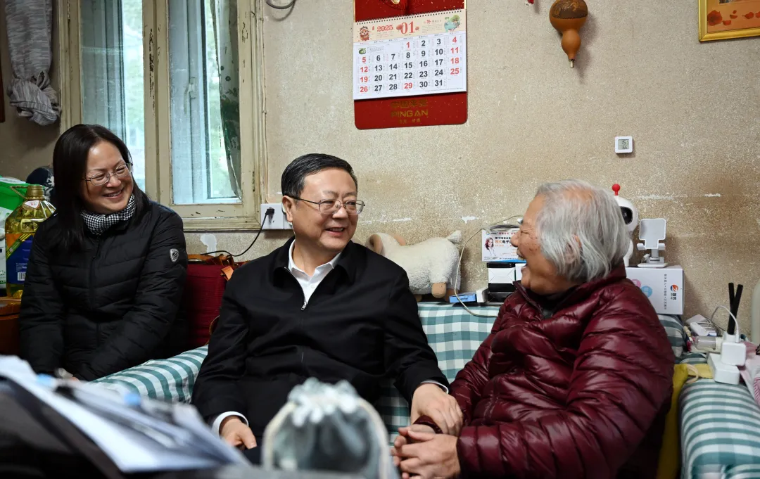 陈吉宁看望慰问余友鹂家庭。 陈正宝 摄.jpeg 陈吉宁看望慰问余友鹂家庭。 陈正宝 摄.jpeg