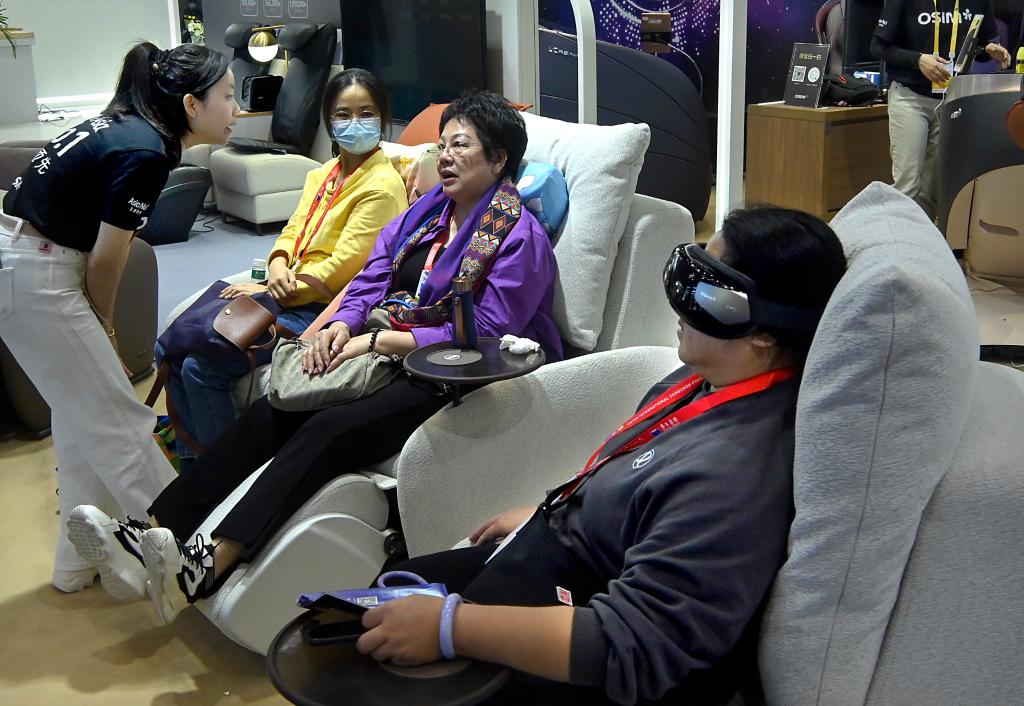 4月13日,在消博会1号馆傲胜展区,观众体验按摩椅。(王颂 摄).jpg 4月13日,在消博会1号馆傲胜展区,观众体验按摩椅。(王颂 摄).jpg