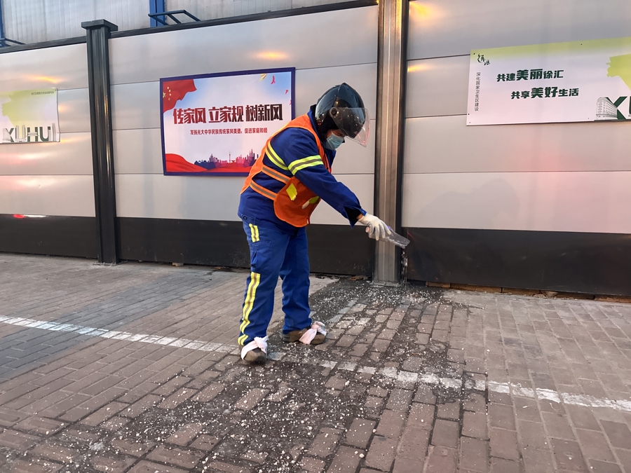 撒盐 环卫师傅用自制的塑料瓶工具撒工业盐。.jpg 撒盐 环卫师傅用自制的塑料瓶工具撒工业盐。.jpg
