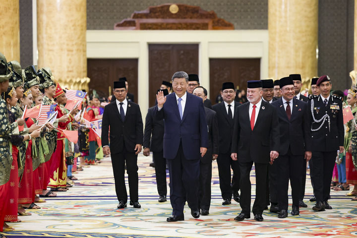 这是习近平向欢迎人群挥手致意。新华社记者 黄敬文 摄.jpg 这是习近平向欢迎人群挥手致意。新华社记者 黄敬文 摄.jpg