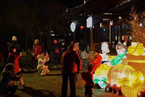 夜间游客游园照2——作者:李忠鹤.jpg 夜间游客游园照2——作者:李忠鹤.jpg