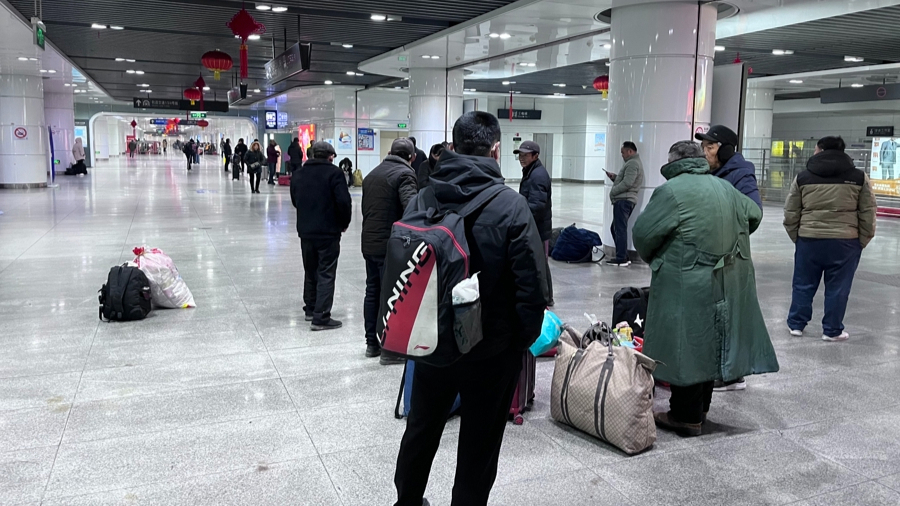 凌晨过后,刚刚到铁路上海站的旅客准备前往临时安置区休息。邬林桦 摄.jpeg 凌晨过后,刚刚到铁路上海站的旅客准备前往临时安置区休息。邬林桦 摄.jpeg