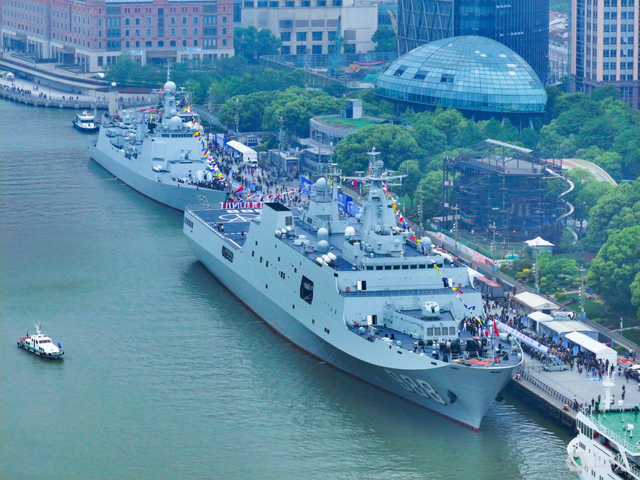 导弹驱逐舰西安舰、综合登陆舰沂蒙山舰停靠在上海港国际客运中心码头,迎接社会各界民众参观。记者 张海峰 摄.jpg 导弹驱逐舰西安舰、综合登陆舰沂蒙山舰停靠在上海港国际客运中心码头,迎接社会各界民众参观。记者 张海峰 摄.jpg