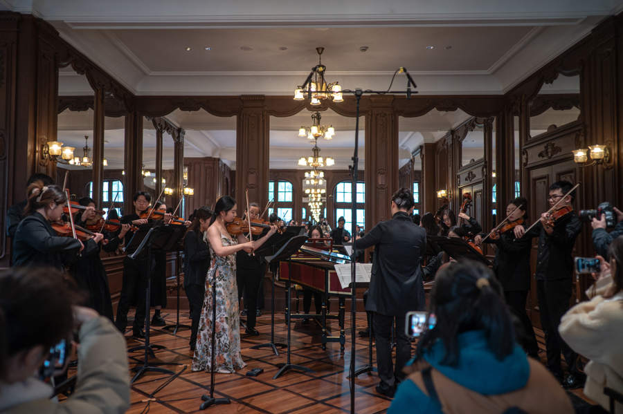 上海音乐学院弦乐团在四面都是镜子的“镜厅”演出。.jpeg 上海音乐学院弦乐团在四面都是镜子的“镜厅”演出。.jpeg