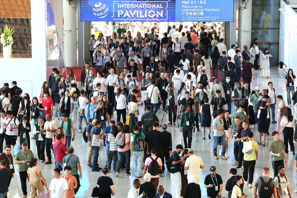 4月15日,第137届广交会开幕当天,中外客商行走在广交会场馆内。新华社记者 刘大伟 摄.jpeg 4月15日,第137届广交会开幕当天,中外客商行走在广交会场馆内。新华社记者 刘大伟 摄.jpeg