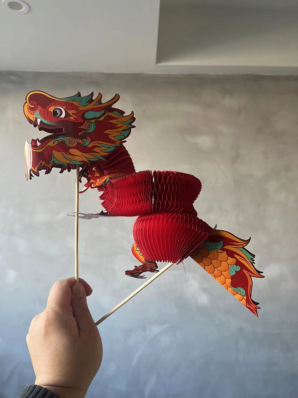 纸翻花重新回到节日商品市场。 简工博 摄.jpeg 纸翻花重新回到节日商品市场。 简工博 摄.jpeg