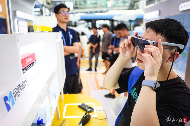 观众用VR眼镜体验网商银行百灵智能交互式风控系统.jpeg 观众用VR眼镜体验网商银行百灵智能交互式风控系统.jpeg