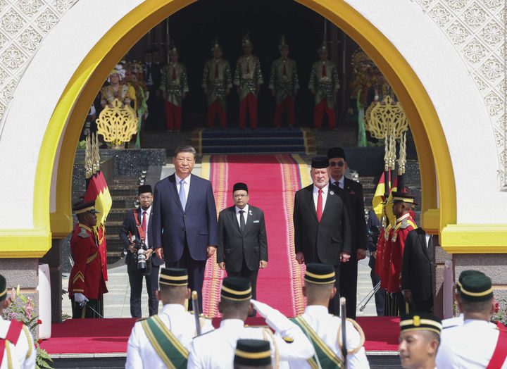 4月16日上午,马来西亚最高元首易卜拉欣在马来西亚国家王宫同中国国家主席习近平举行会见。这是易卜拉欣在国家王宫广场为习近平举行隆重欢迎仪式。新华社记者 丁林 摄.jpg 4月16日上午,马来西亚最高元首易卜拉欣在马来西亚国家王宫同中国国家主席习近平举行会见。这是易卜拉欣在国家王宫广场为习近平举行隆重欢迎仪式。新华社记者 丁林 摄.jpg