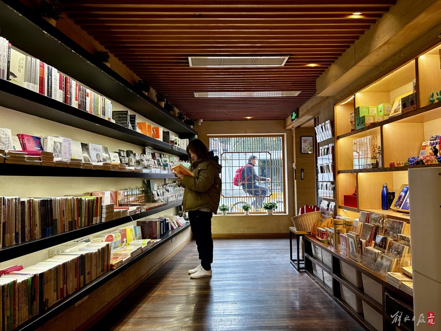 昨天下午,读者在大隐书局武康大楼店翻阅书籍。 施晨露 摄.jpeg 昨天下午,读者在大隐书局武康大楼店翻阅书籍。 施晨露 摄.jpeg
