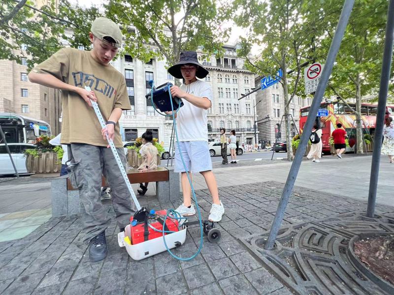 工作人员用根系雷达给树根做CT.jpeg 工作人员用根系雷达给树根做CT.jpeg