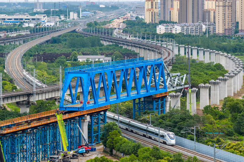 新建上海至南京至合肥高铁 千吨钢桁梁跨越沪蓉铁路