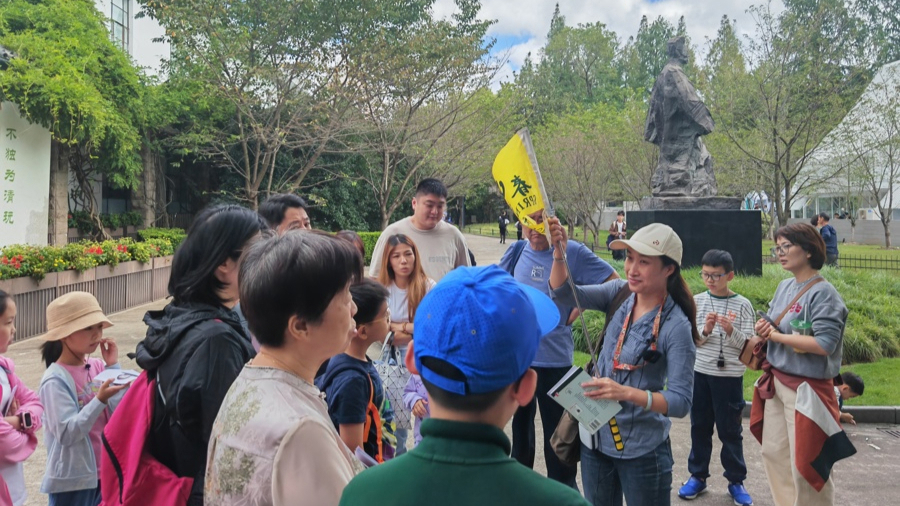 昨天,微游团的成员们正在了解鲁迅在上海的故事。 王力 摄.jpg 昨天,微游团的成员们正在了解鲁迅在上海的故事。 王力 摄.jpg