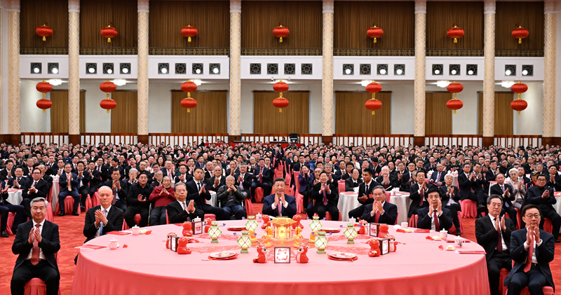 1月27日，中共中央、国务院在北京人民大会堂举行2025年春节团拜会。党和国家领导人习近平、李强、赵乐际、王沪宁、蔡奇、丁薛祥、李希、韩正等同首都各界人士欢聚一堂、共迎佳节。.jpg