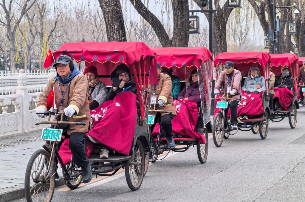 2024年12月12日，外国游客在北京什刹海乘坐人力三轮车观光。新华社记者 鞠焕宗 摄.jpg