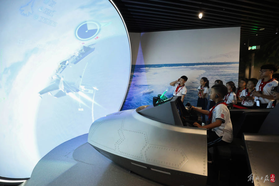 “戎耀训练营”内,小学生驾驶“舰载机”从“航母“上起飞。.jpeg “戎耀训练营”内,小学生驾驶“舰载机”从“航母“上起飞。.jpeg