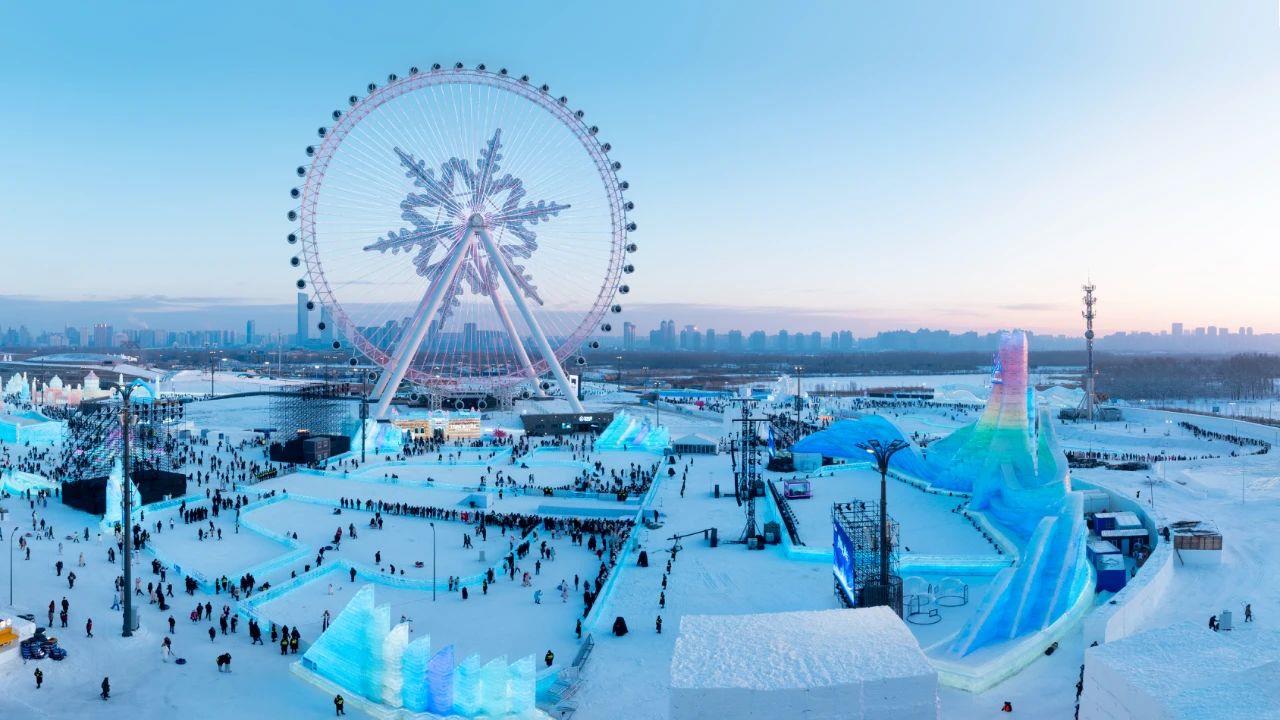 哈尔滨冰雪大世界吸引游客前来打卡。.jpg 哈尔滨冰雪大世界吸引游客前来打卡。.jpg