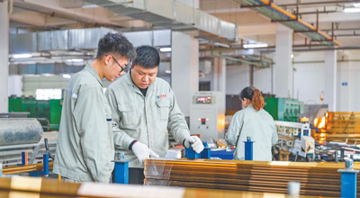 重庆三丰玻璃有限公司生产车间,技术人员在检查产品质量。魏瑞 摄(人民视觉).jpg 重庆三丰玻璃有限公司生产车间,技术人员在检查产品质量。魏瑞 摄(人民视觉).jpg