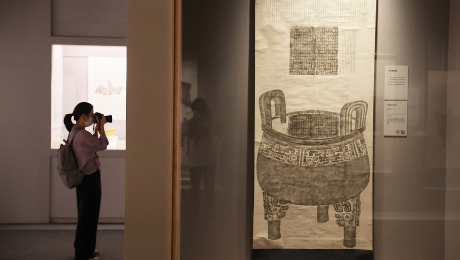 观众在上海博物馆欣赏拓本作品.jpeg 观众在上海博物馆欣赏拓本作品.jpeg