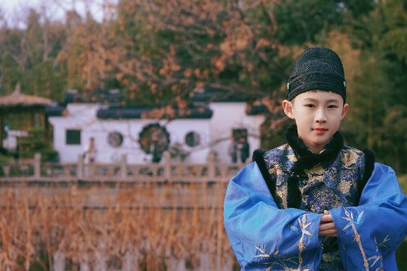 身穿带有“花”纹样中式传统服饰免票入园——作者:童继红.jpg 身穿带有“花”纹样中式传统服饰免票入园——作者:童继红.jpg