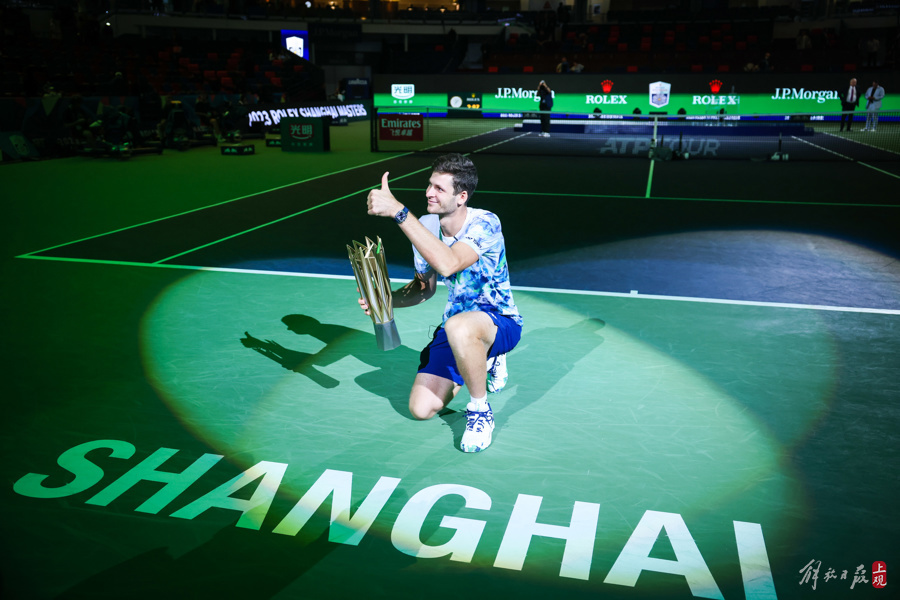 胡尔卡奇在颁奖仪式上庆祝.jpeg 胡尔卡奇在颁奖仪式上庆祝.jpeg