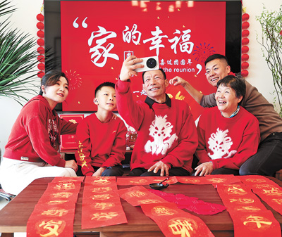 甘肃兰州市城关区市民在自拍全家福。.jpg 甘肃兰州市城关区市民在自拍全家福。.jpg