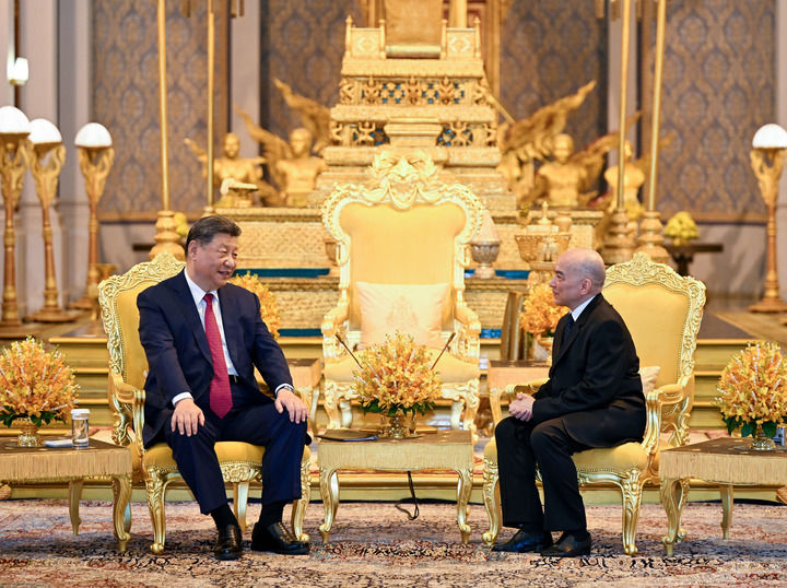4月17日下午,柬埔寨国王西哈莫尼同中国国家主席习近平在金边王宫举行会见。新华社记者 李学仁 摄 .jpg 4月17日下午,柬埔寨国王西哈莫尼同中国国家主席习近平在金边王宫举行会见。新华社记者 李学仁 摄 .jpg