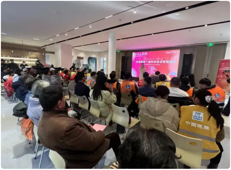 “我们的中国梦——文化进万家”暨“大地情深”虹口红色文艺轻骑兵慰问城市建设者专场演出.png “我们的中国梦——文化进万家”暨“大地情深”虹口红色文艺轻骑兵慰问城市建设者专场演出.png