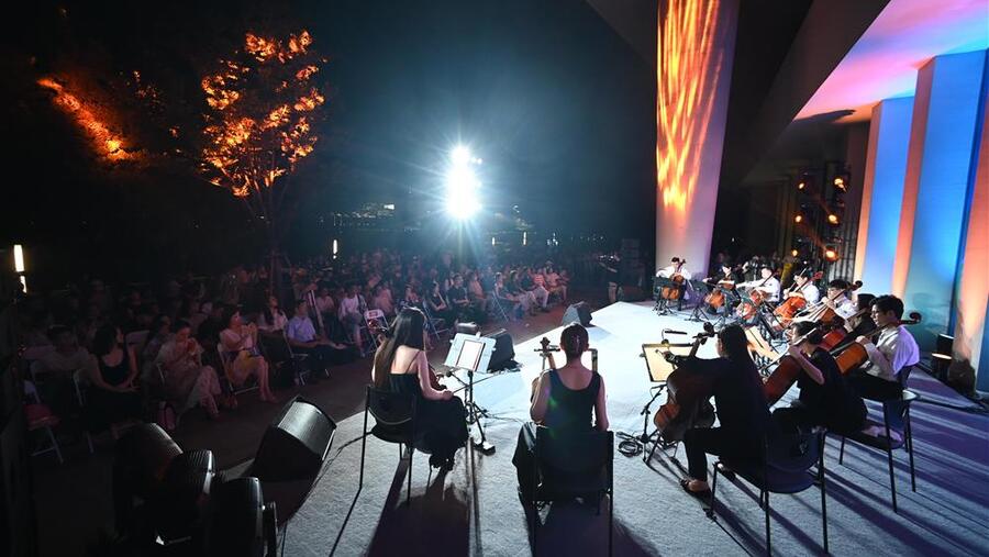 吹着江风,上海交响乐团13把大提琴在上海西岸演出.jpeg 吹着江风,上海交响乐团13把大提琴在上海西岸演出.jpeg