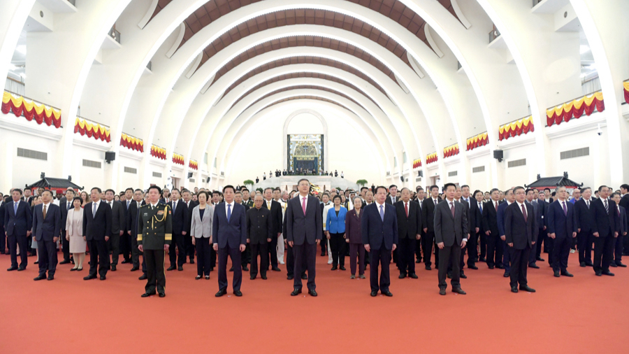 昨晚，上海市人民政府在上海展览中心举行国庆招待会，热烈庆祝中华人民共和国成立74周年.jpeg