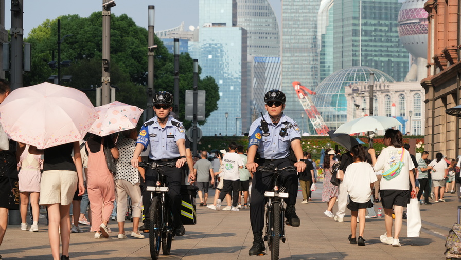 骑警张杰和高世杰正在南京东路巡逻.jpeg 骑警张杰和高世杰正在南京东路巡逻.jpeg