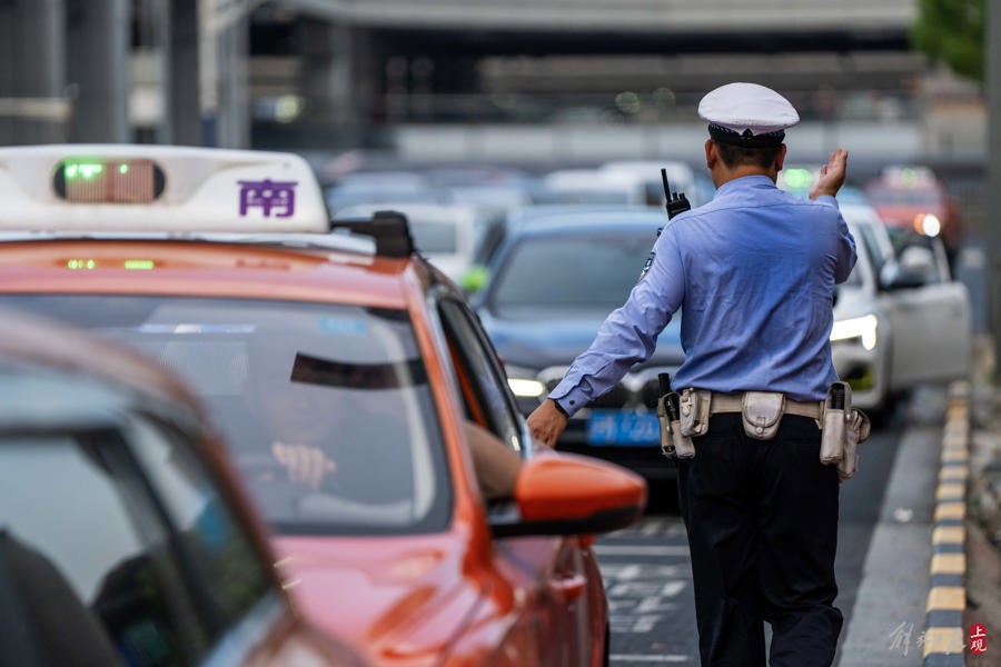 交警在绍虹路劝离长时间占用临停位的车辆。记者 孟雨涵 摄.jpg 交警在绍虹路劝离长时间占用临停位的车辆。记者 孟雨涵 摄.jpg