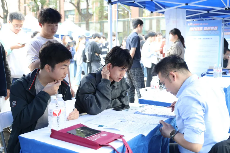 虹口举行2024首场大型秋季校园巡回招聘会现场图.png 虹口举行2024首场大型秋季校园巡回招聘会现场图.png