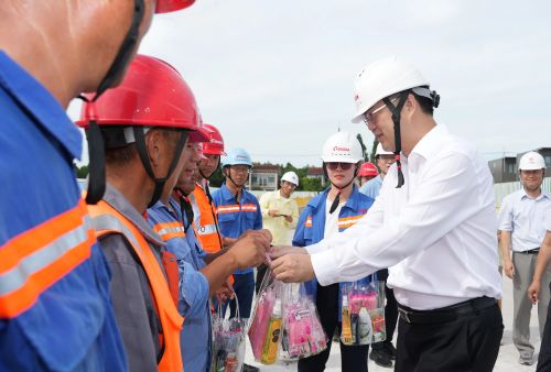 20240722103225088066.jpg 送清凉鼓干劲,区领导走访慰问战高温一线工作者4.jpg