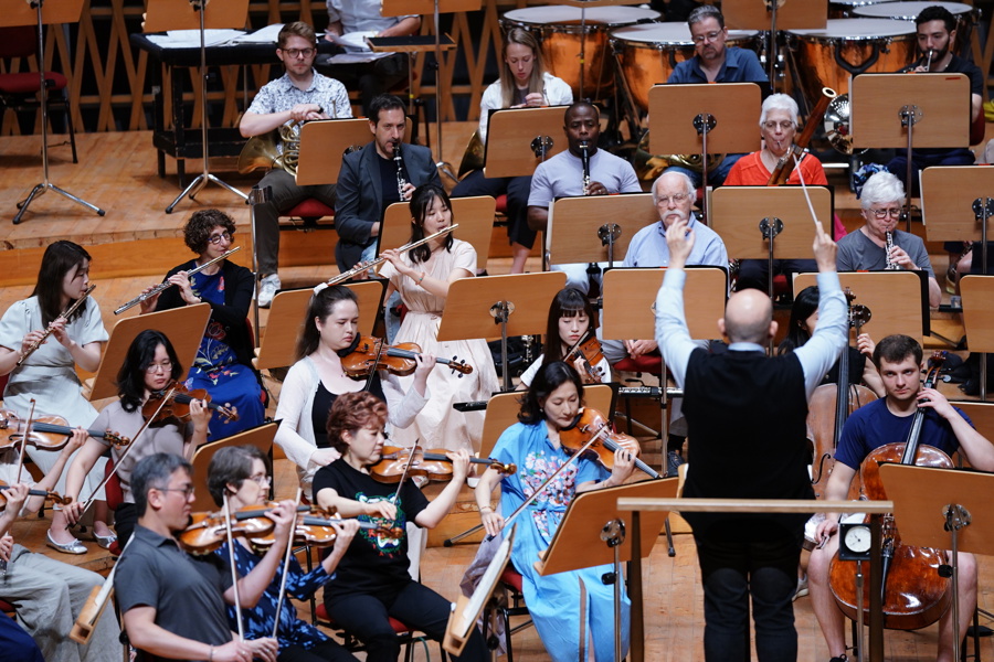 长笛专业段雅元(第三排,左三)在纽约爱乐长笛首席罗伯特·兰杰文的鼓励下完成了独奏部分。 资料图片.jpg 长笛专业段雅元(第三排,左三)在纽约爱乐长笛首席罗伯特·兰杰文的鼓励下完成了独奏部分。 资料图片.jpg