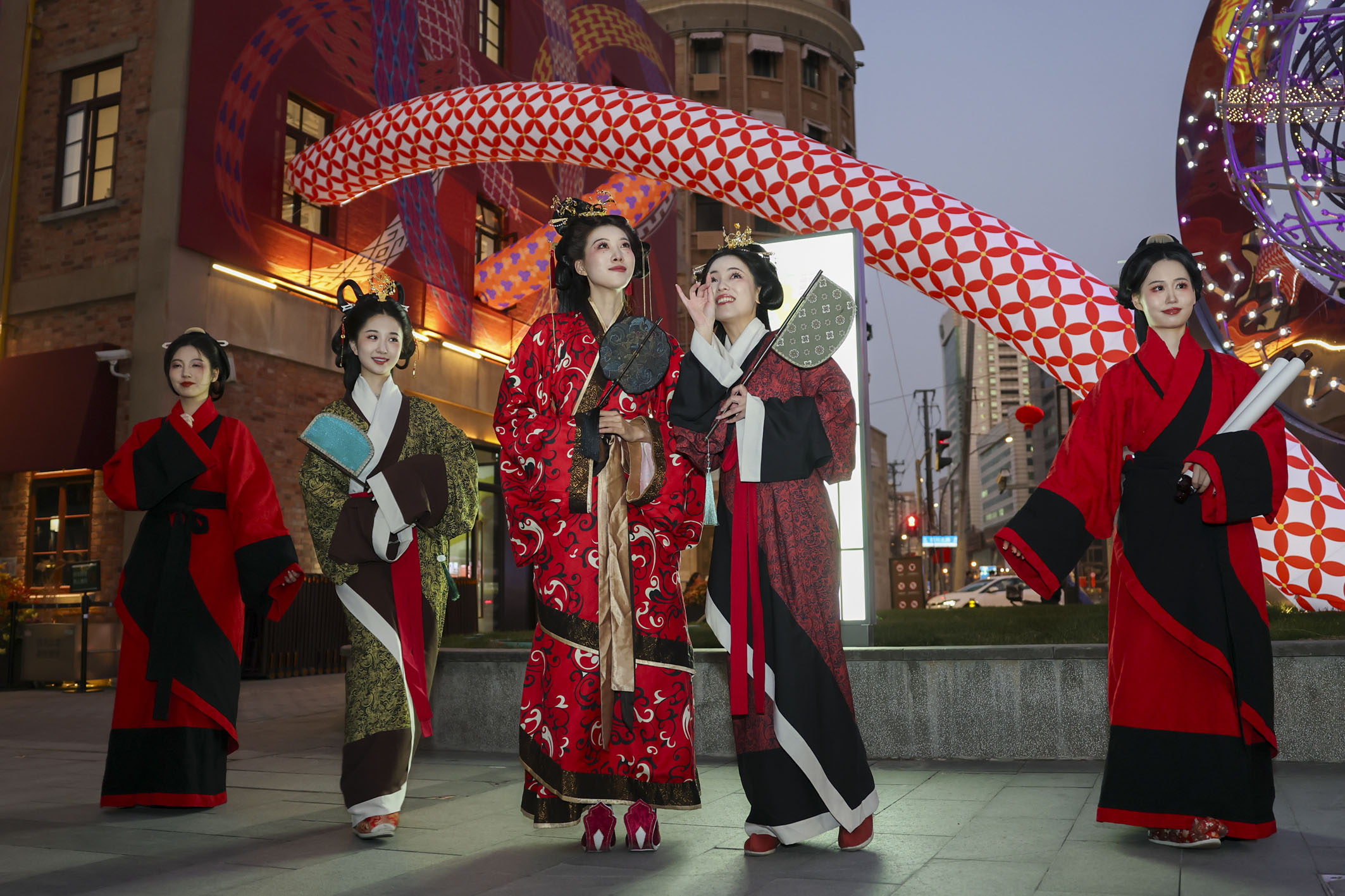 上海市“今潮8弄”蛇年灯会的国风巡游表演。记者 王翔 摄.jpg 上海市“今潮8弄”蛇年灯会的国风巡游表演。记者 王翔 摄.jpg