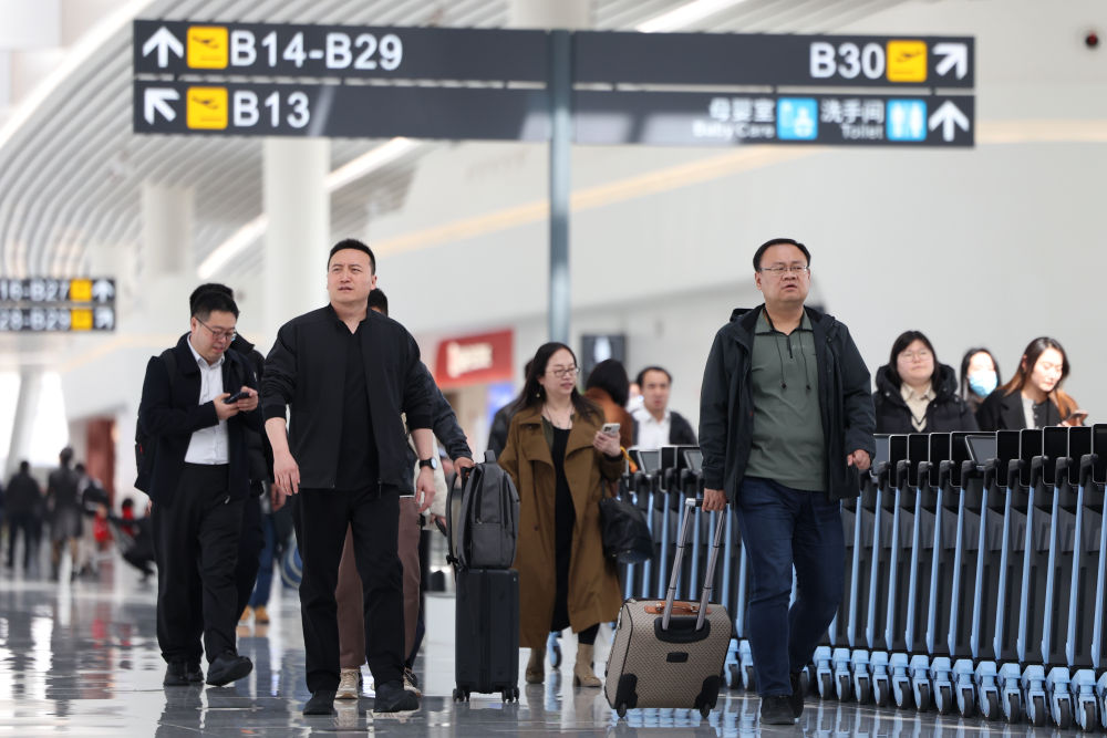 2025年3月20日,旅客在兰州中川国际机场T3航站楼候机区域行走。新华社记者 陈斌 摄.jpg 2025年3月20日,旅客在兰州中川国际机场T3航站楼候机区域行走。新华社记者 陈斌 摄.jpg