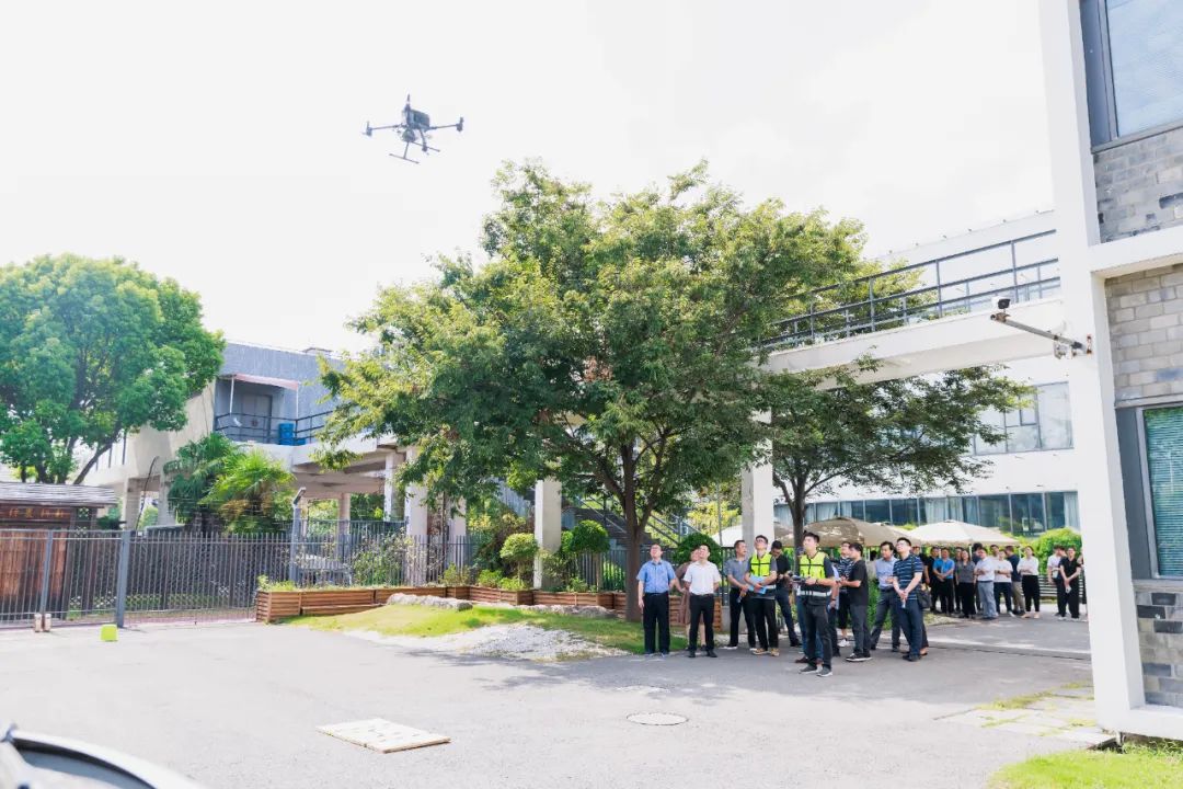 市生态环境局副局长汤臣栋来到青浦区环境监测站，看望慰问正在积极备战第三届全国生态环境监测大比武决赛上海市代表队选手.jpg