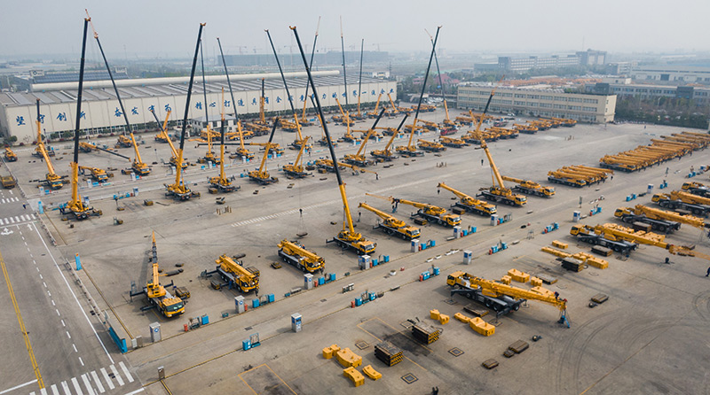 这是2019年4月4日在徐工集团徐州重型机械有限公司拍摄的调试中的起重机(无人机拍摄).jpeg 这是2019年4月4日在徐工集团徐州重型机械有限公司拍摄的调试中的起重机(无人机拍摄).jpeg