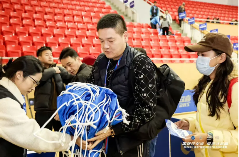 参赛市民在赛前领取比赛包.png 参赛市民在赛前领取比赛包.png