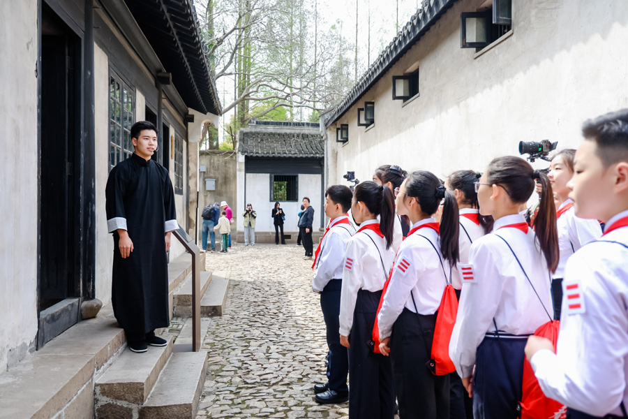 在龙华烈士陵园,红领巾讲解员、民立中学学生呙泰梓生动讲述欧阳立安烈士的事迹。 龙华烈士陵园供图.jpg 在龙华烈士陵园,红领巾讲解员、民立中学学生呙泰梓生动讲述欧阳立安烈士的事迹。 龙华烈士陵园供图.jpg